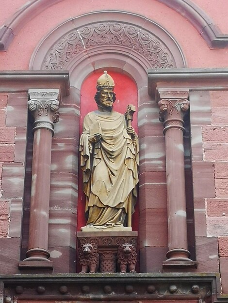 Alsace : Eguisheim : Le pape Leon IX natif du village.
