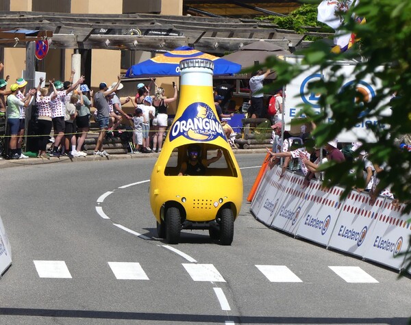 LE TOUR DE FRANCE