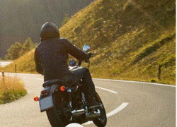 Un homme sur une moto d’occasion