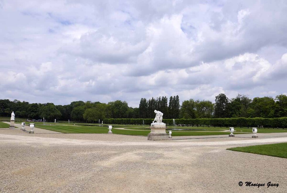 Le parc de Chantilly et ses statues au loin