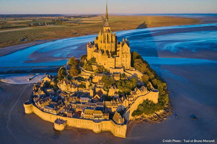 L'abbaye du Mont-Saint-Michel vue du ciel, Normandie