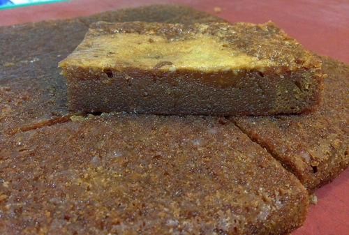 FONDANT riche au caramel au beurre salé, chocolat blanc & poudre d’amande