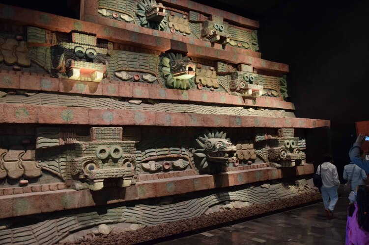 Mexico - Musée anthropologique - Morceau de la pyramide de la Serpiente Emplumada à Tehotihuacan