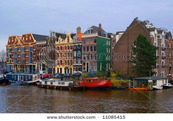 stock-photo-amsterdam-canals-and-typical-houses-11085415