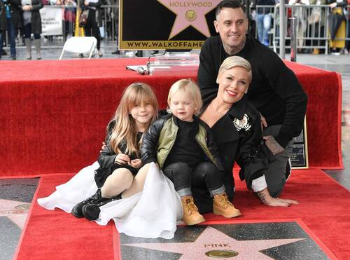 Pink prend la pose pour inaugurer son étoile d’Hollywood Boulevard