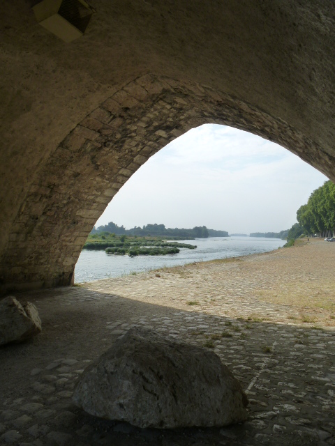 LES BORDS DE LOIRE A BEAUGENCY ET LE PONT .