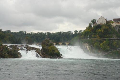 Le rocher au centre des chutes