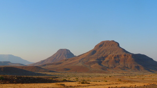 Des kilomètres de piste à travers les sites extraordinaires du Damaraland 