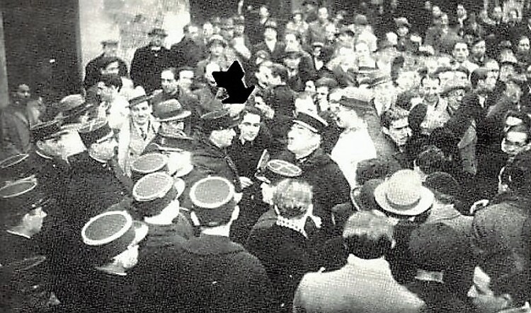François Mitterrand parmi les étudiants en Droit de Paris manifestant pour « La France aux Français » (photographie parue dans L’Écho de Paris du 2 février 1935).