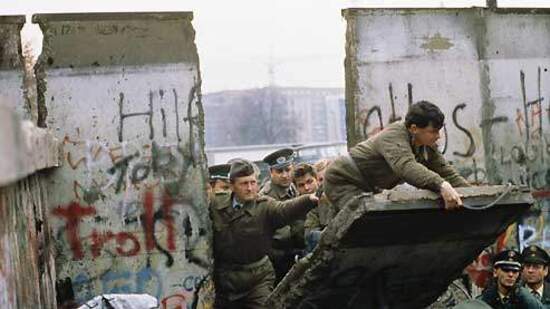 Résultat de recherche d'images pour "chute du mur de berlin 1989"