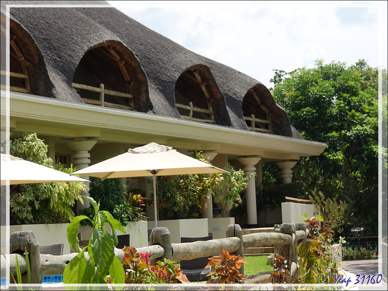 Ilala Lodge Hotel avec parfois la présence d'animaux sauvages qui viennent paître dans le jardin - Victoria Falls - Zimbabwe