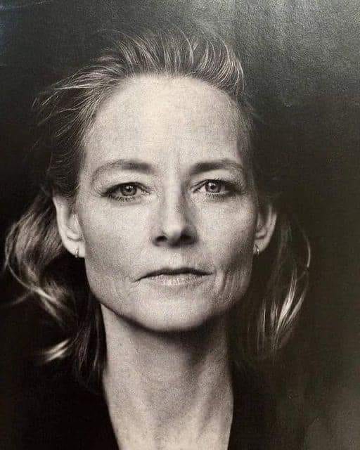 Peut être une image en noir et blanc de 1 personne et cheveux blonds