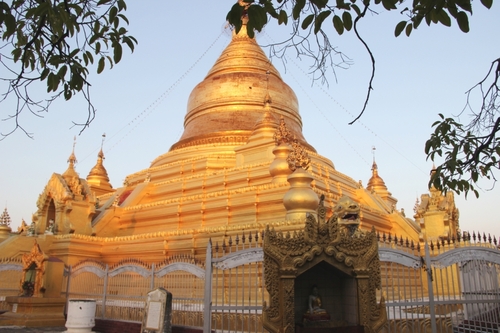La pagode Kuthawdaw et la bibliothèque