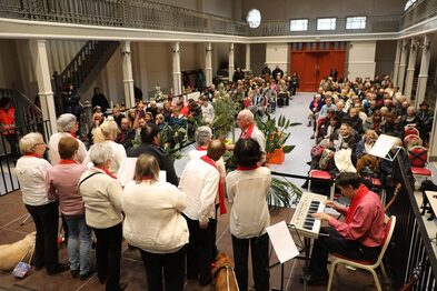 La Chorale de l'AAC chante, lors de "Tous Unis" à Nogent