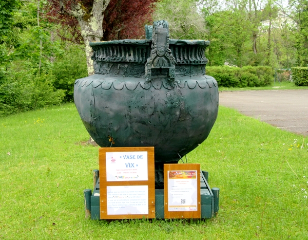 Deux autres sculptures , réalisées par les résidents du Foyer mutualiste  Henri-Baillot, sont exposées à Châtillon sur Seine....