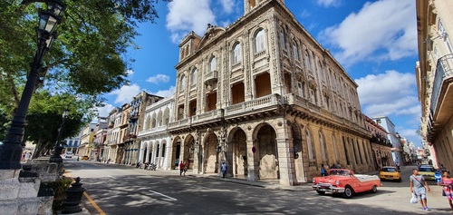 Belle façade sur le Prado à La Havane