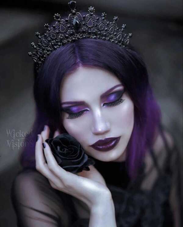 Purple gothic élégance