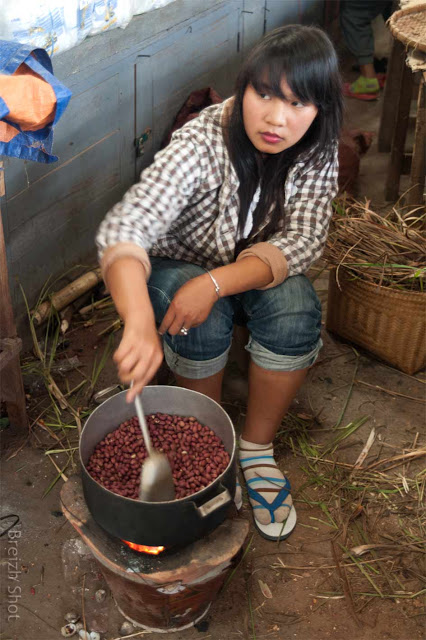 Jeune fille - grillade de cacahuètes Laotienne - Grillade de cacahuètes