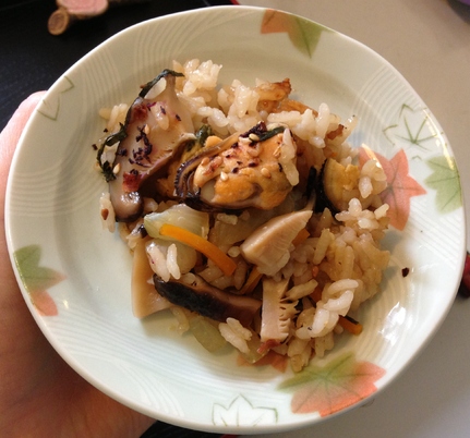 Takikomi Gohan (炊き込みご飯) aux fruits de mer, jaune d’œuf cru, Shiitake et légumes en bouillon doux