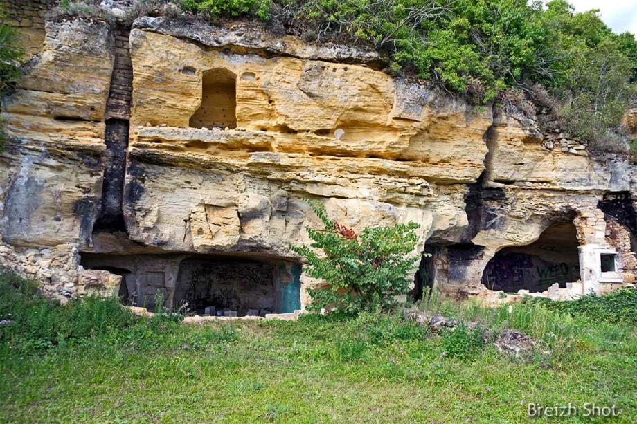 Chinon : Cheminée sur habitation troglodyte éboulée 