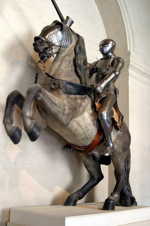 Disposition en posture de ''statue équestre'' d'un chevalier, sa monture cabrée