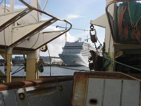 MSC Poesia entre 2 chalutiers