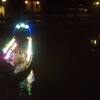 lanternes dans les rues et sur les barques