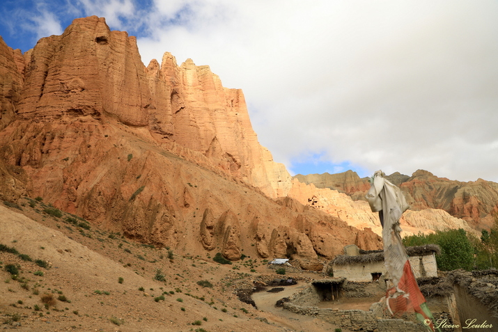 Dhakmar et ses maisons troglodytes dans les falaises