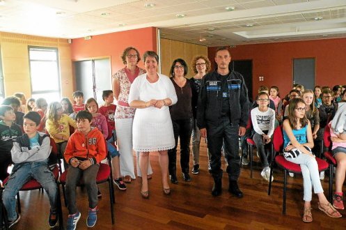 Caroline Bélouard, directrice de l'école Saint-Pierre, Valérie Buard, Sandrine Rio, conductrice de bus Auray Voyages, Lydie Lorcy, école Joseph-Le Brix, et Sébastien Russo, policier municipal, et les élèves de CM2.