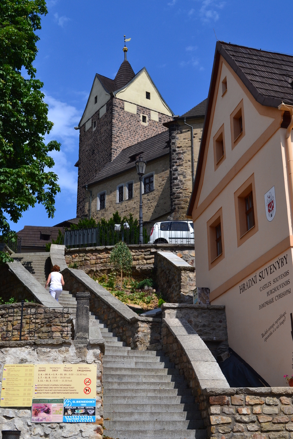 FETE MEDIEVALE DANS LA COUR DU CHATEAU FORT DE LOKET