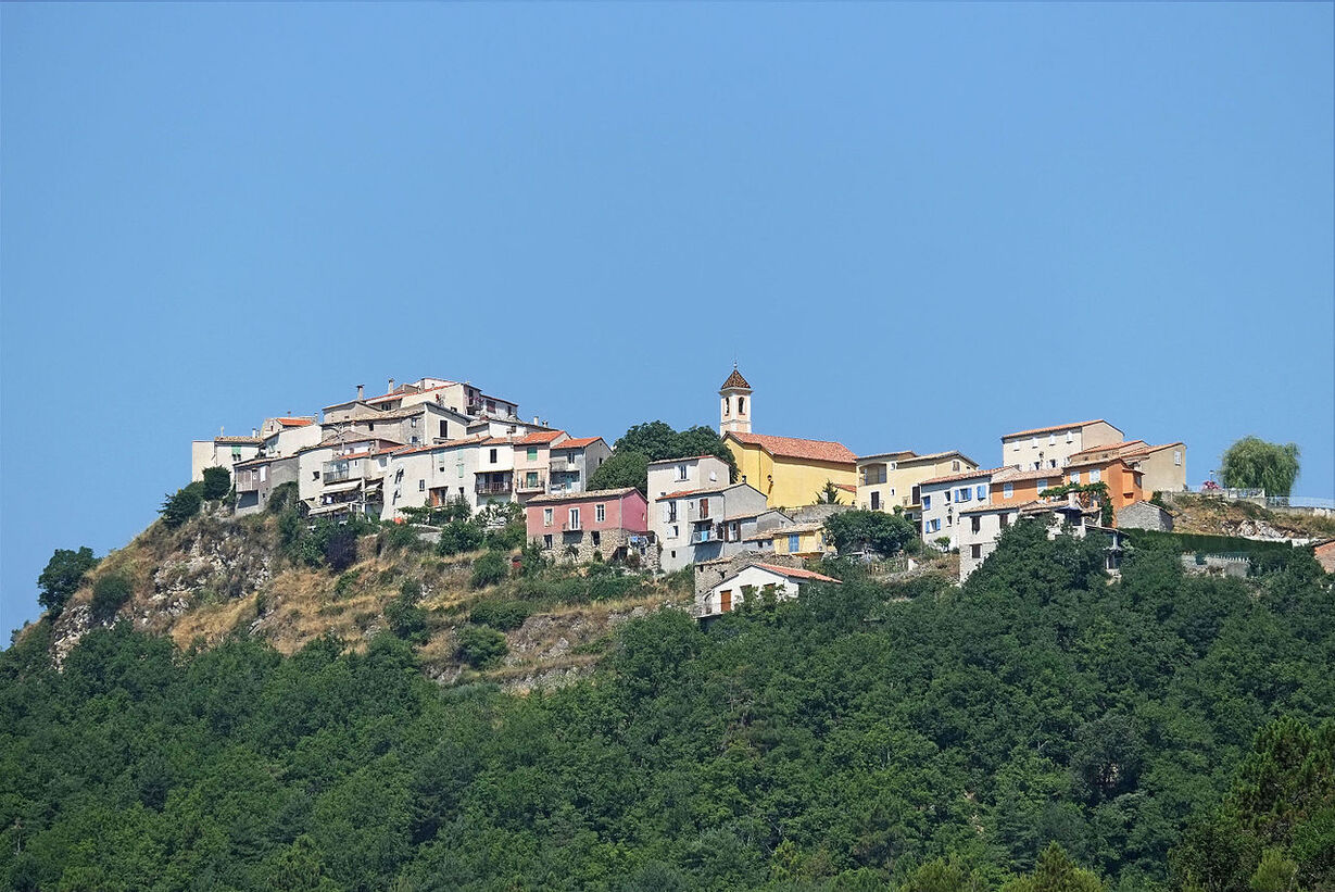Vue du village de Tourette-du-Château depuis la route de Gilette.