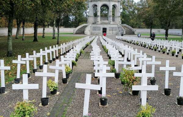 Bretagne : 600 croix blanches installées pour alerter sur les suicides des agriculteurs