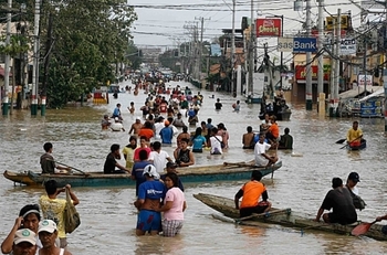 2011-10-03-10-04-00-3-local-people-walked-through-floodwaters-to-buy-foo