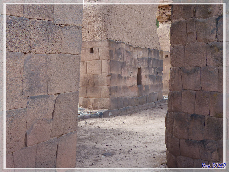 Route vers Cuzco : Ajustements de pierres au Temple du Dieu Wiracocha - Raqchi - Pérou