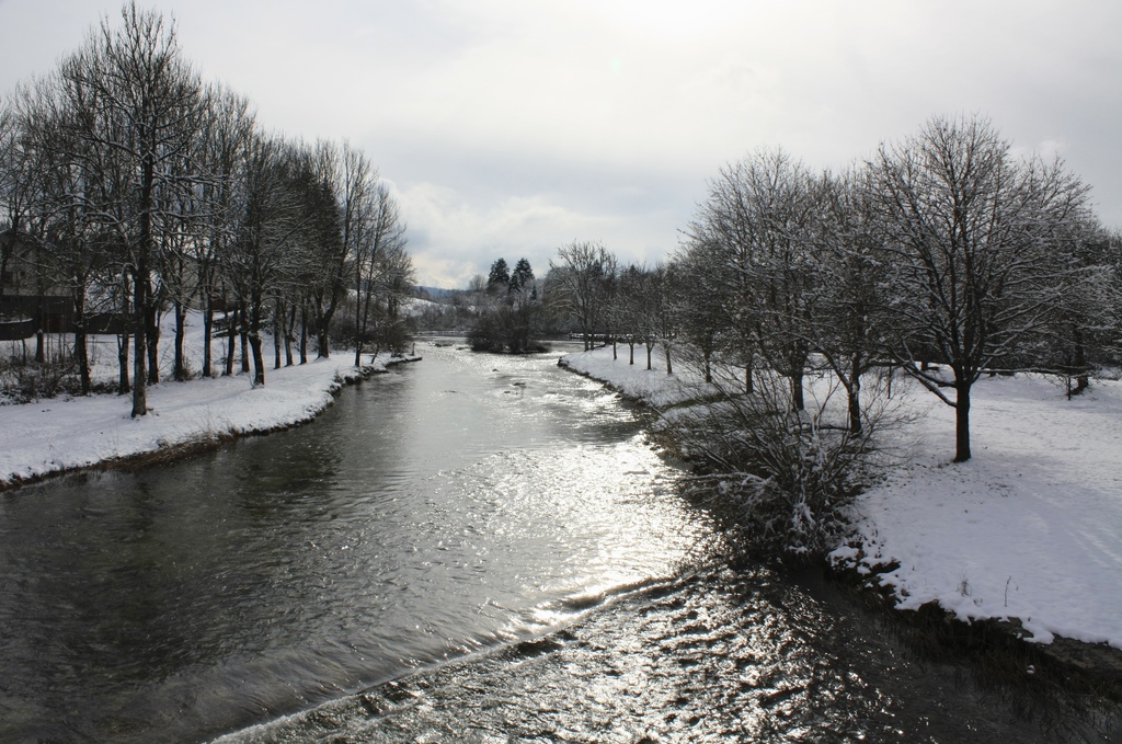 Et au milieu de la neige coule le Doubs