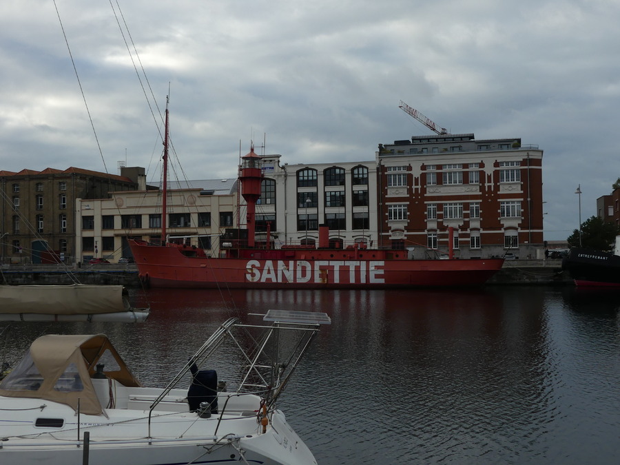 ET  SI  JE  VOUS  MENAIS  EN  BATEAU