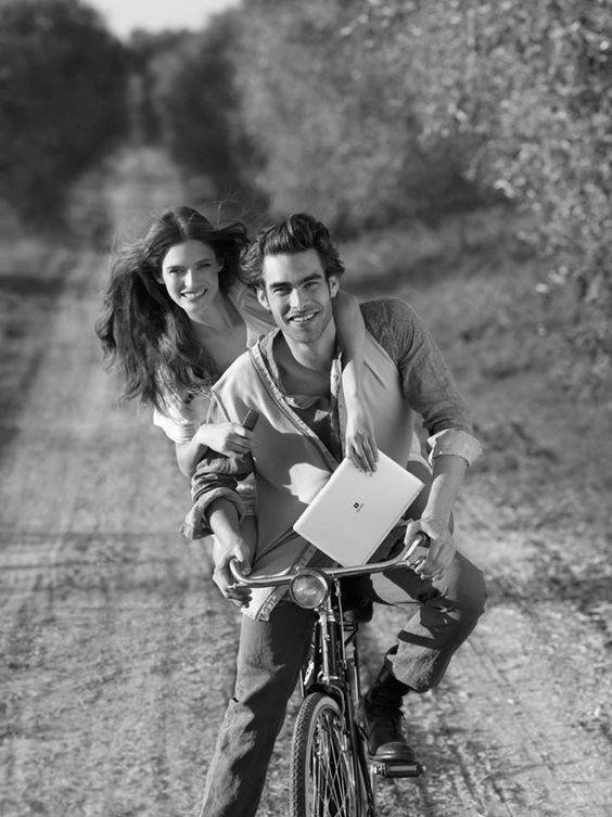 Peut être une image en noir et blanc de 2 personnes, pomme et vélo