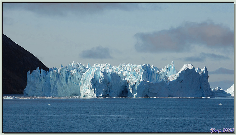 Entrée dans le passage entre le continent (à gauche) et l'île Upernivik (à droite) - Navigation entre Karrat Island et Illulissat - Groenland