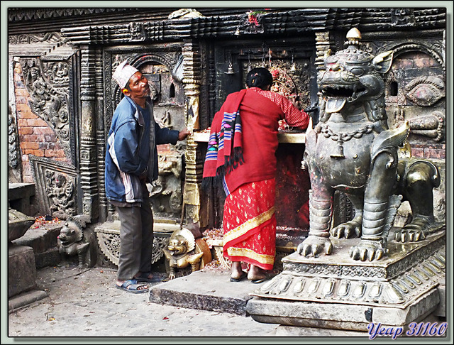 Blog de images-du-pays-des-ours : Images du Pays des Ours (et d'ailleurs ...), Dévotion dans la rue - Taumadhi Tole - Bhaktapur - Vallée de Katmandou - Népal