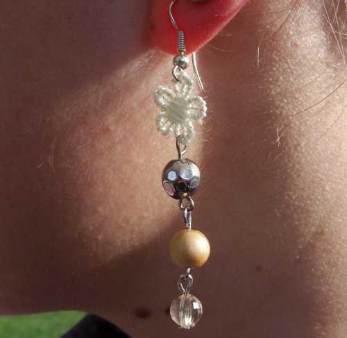 boucles d'oreilles en perles de verre, métal et dentelle