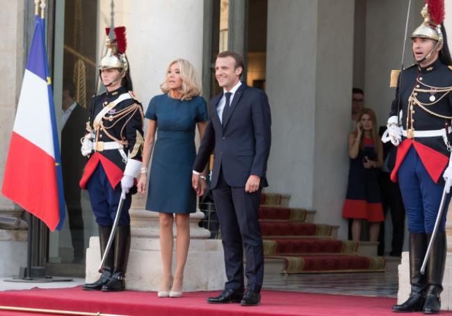 Deux voitures, six bureaux et quatre fonctionnaires rémunérés 280 000 euros par an : le confortable train de vie de Brigitte Macron à l'Élysée