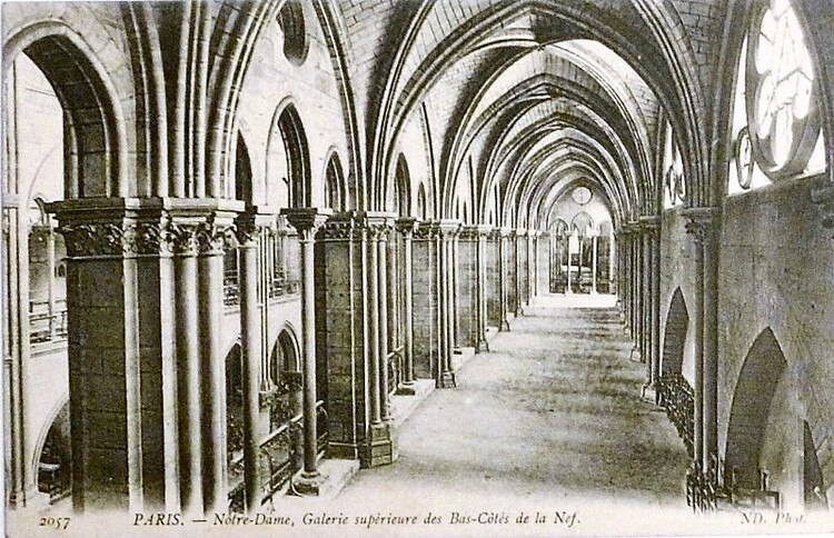 Paris. Notre-Dame. Galerie supérieure des Bas-Côtés de la Nef (ND Phot.).