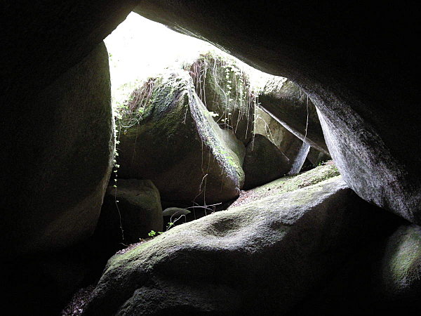 Huelgoat_-_dans_l-entree_de_la_grotte_du_diable.JPG