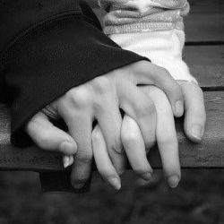 Des mains qui se touchent ...