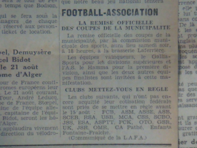 Samedi 13.8.1932 le Mouloudia reçoit le trophée du finaliste de la coupe Municipale