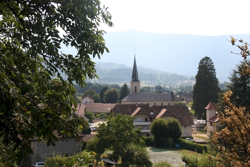 Une vue sur le village de Duingt