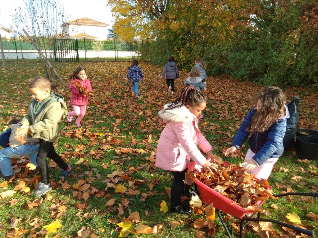 Ramasser les feuilles - Une année à la maternelle