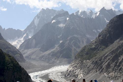 La Mer de Glace est un glacier de vallée alpin situé sur le versant septentrional du massif du Mont-Blanc, dans le département français de la Haute-Savoie. Il est formé par la confluence du glacier du Tacul et du glacier de Leschaux et s'épanche dans la vallée de l'Arve, sur le territoire de la commune de Chamonix-Mont-Blanc, donnant naissance à l'Arveyron. Le glacier s'étend sur sept kilomètres de long, son bassin d'alimentation possède une longueur maximale de douze kilomètres et une superficie de 40 km2, alors que son épaisseur atteint 300 mètres.  Au XVIIe siècle, le glacier, qui descend jusque dans la vallée et menace des habitations, est craint par la population, si bien que seule sa langue terminale est connue, sous le nom de glacier des Bois. Alors terminé par une grotte naturelle, il fait l'objet de nombreuses peintures. Son nom actuel lui est attribué en 1741 par William Windham lors de l'exploration qu'il mène avec son compatriote britannique Richard Pococke. Deux décennies plus tard, Horace-Bénédict de Saussure, futur instigateur de la première ascension du mont Blanc, réalise plusieurs observations du glacier et charge Marc-Théodore Bourrit de le promouvoir. Il contribue ainsi à l'essor du tourisme alpin et à la visite de nombreuses personnalités des lettres ainsi que de l'aristocratie ; des scientifiques y mènent des expériences au XIXe siècle. Pour les abriter, trois refuges, de plus en plus grands et confortables, sont successivement construits au Montenvers. Au début du XXe siècle, le chemin de fer du Montenvers, au départ de Chamonix, voit le jour. Au milieu du siècle, une grotte de glace est percée pour la première fois dans la Mer de Glace. En raison du succès de l'attraction, un téléphérique est mis en service en 1961 pour y accéder, puis remplacé par une télécabine en 1988. Depuis 1973, une centrale hydroélectrique souterraine exploite les eaux de fonte du glacier.