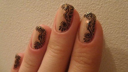 Nail Art arabesques ethniques