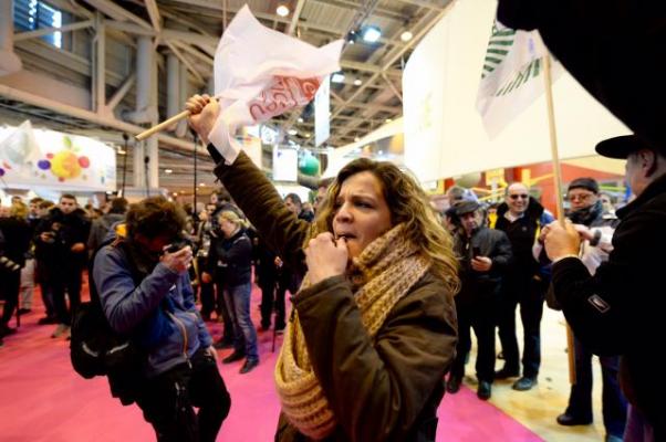 La tension monte porte de Versailles, au Salon de l'Agriculture : manifestations, sifflets, slogans, huées...